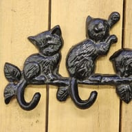 Krok katter på kvist Fysisk
